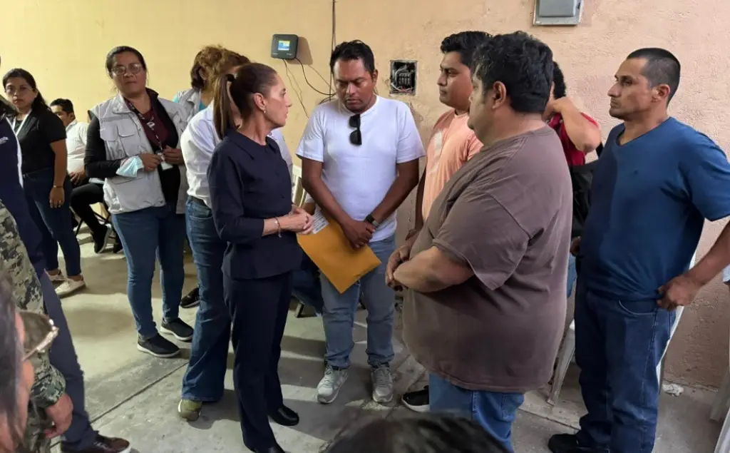 Imagen Sheinbaum habla con heridos y familias de muertos por descarrilamiento del Tren Interoceánico