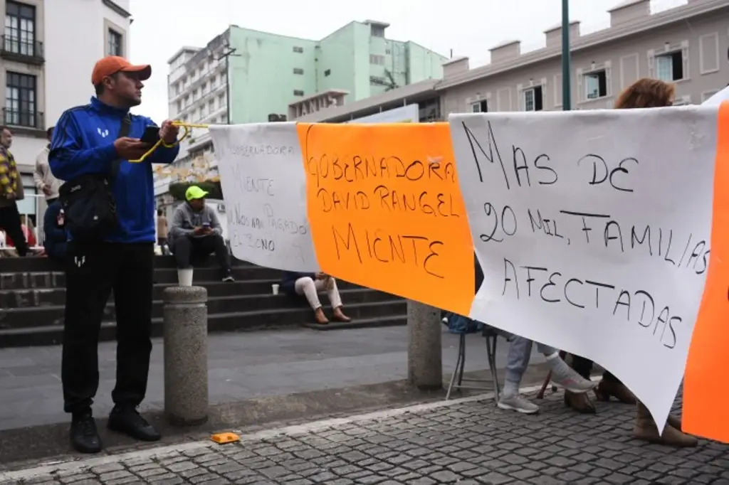 Trabajadores de salud bloquean el centro de Xalapa por bono no pagado