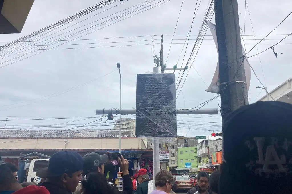 Imagen Cambian placa en memoria de fallecidos por incendio del mercado en Veracruz