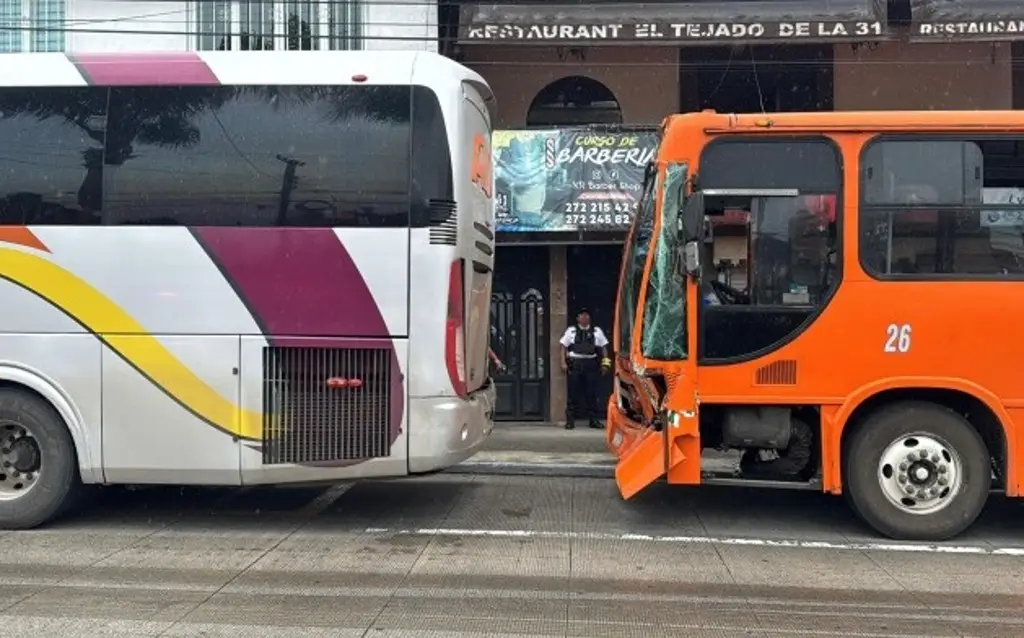 Imagen Choque de autobuses deja ocho pasajeros lesionados en Orizaba, Veracruz