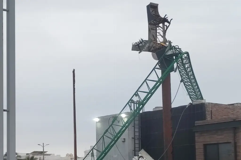 Por caída de torre grúa, permanecerá cerrada avenida en Boca del Río, informa PC