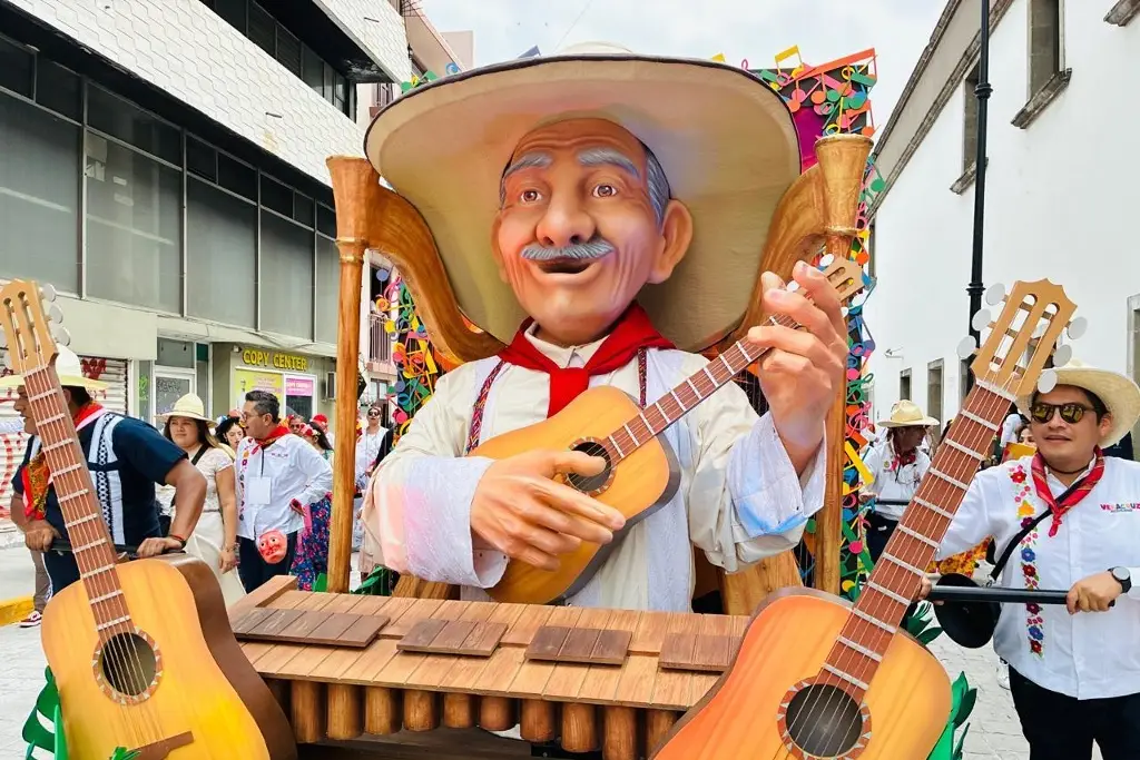 Imagen ¡Adiós 2025!: hacen desfile del Año Viejo en el centro de Veracruz (VIDEO)