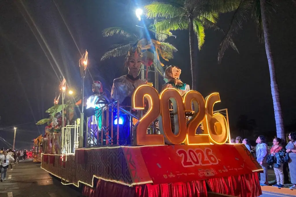 Imagen ¡Feliz Año Nuevo! Jarochos reciben 2026 con desfile en el bulevar en Veracruz