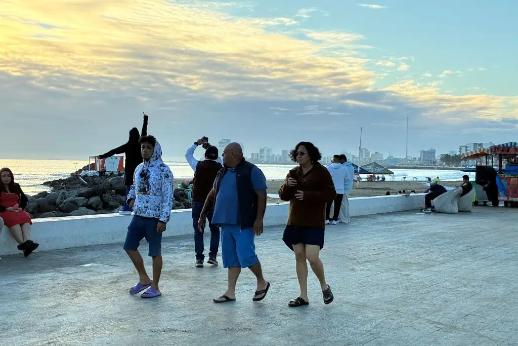 Ciudadanos acuden al bulevar para ver el primer amanecer del Año Nuevo en Veracruz