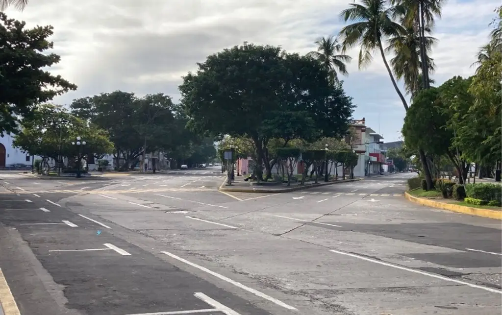 Imagen Calles vacías, poca gente y autos en Veracruz en este 1 de enero 