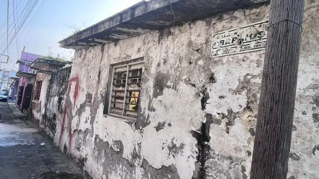 Imagen Vecinos de la colonia centro piden apoyo por casa abandonada en riesgo de caer