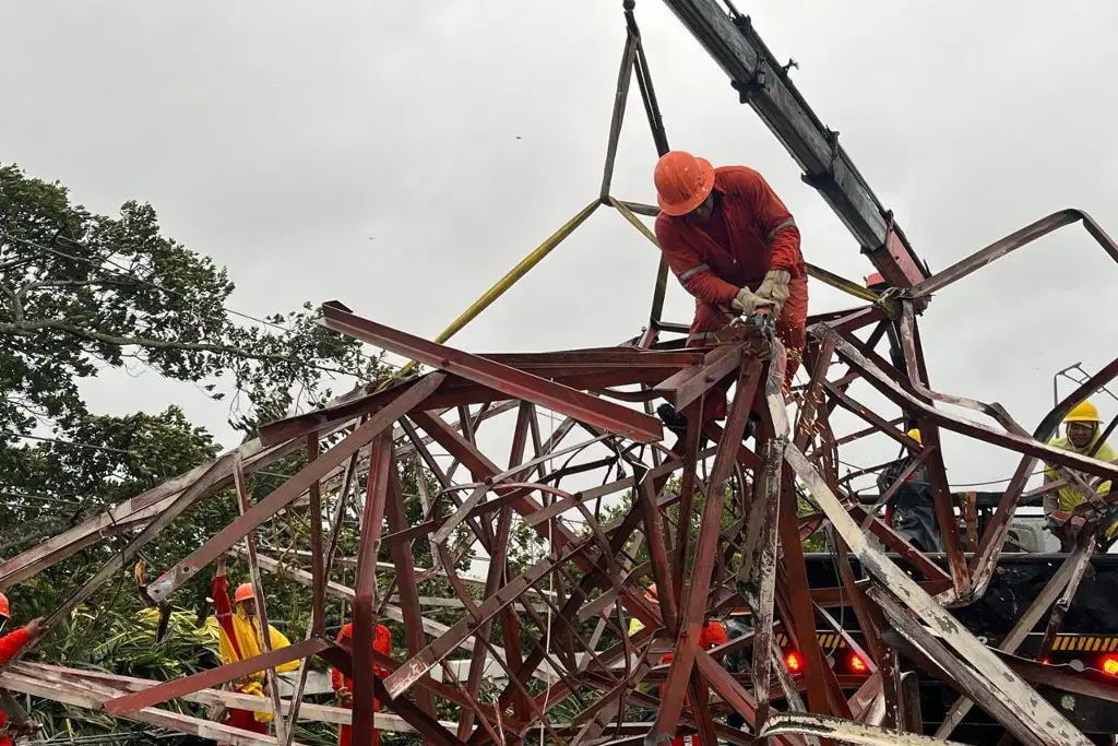 Imagen Caen tres estructuras de alta tensión por fuertes vientos al sur de Veracruz; CFE trabaja en su desmantelamiento