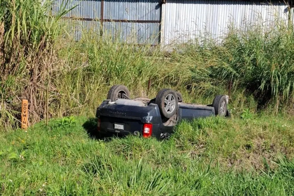 Imagen Camioneta vuelca tras salirse de autopista de Veracruz