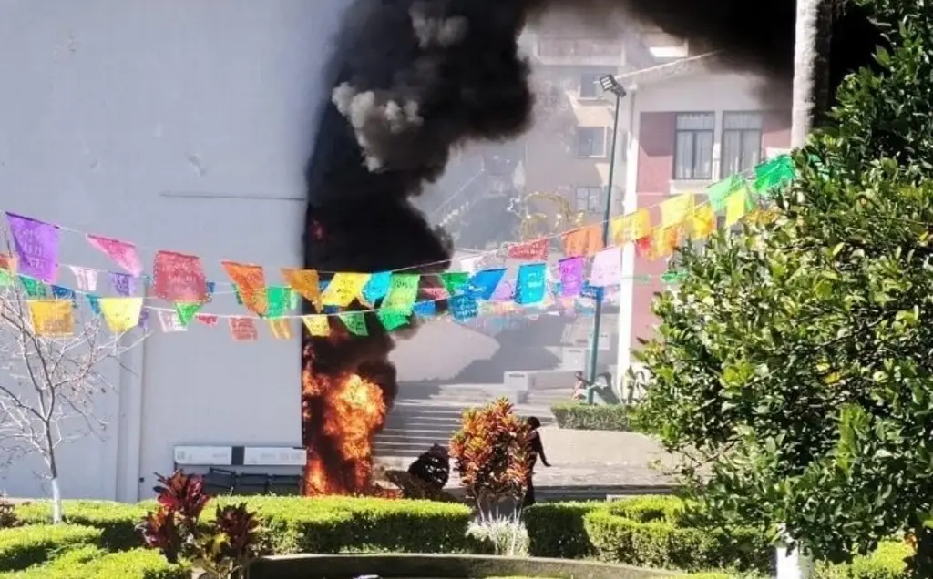 Imagen Intentan incendiar adornos navideños bajo el puente de Xallitic