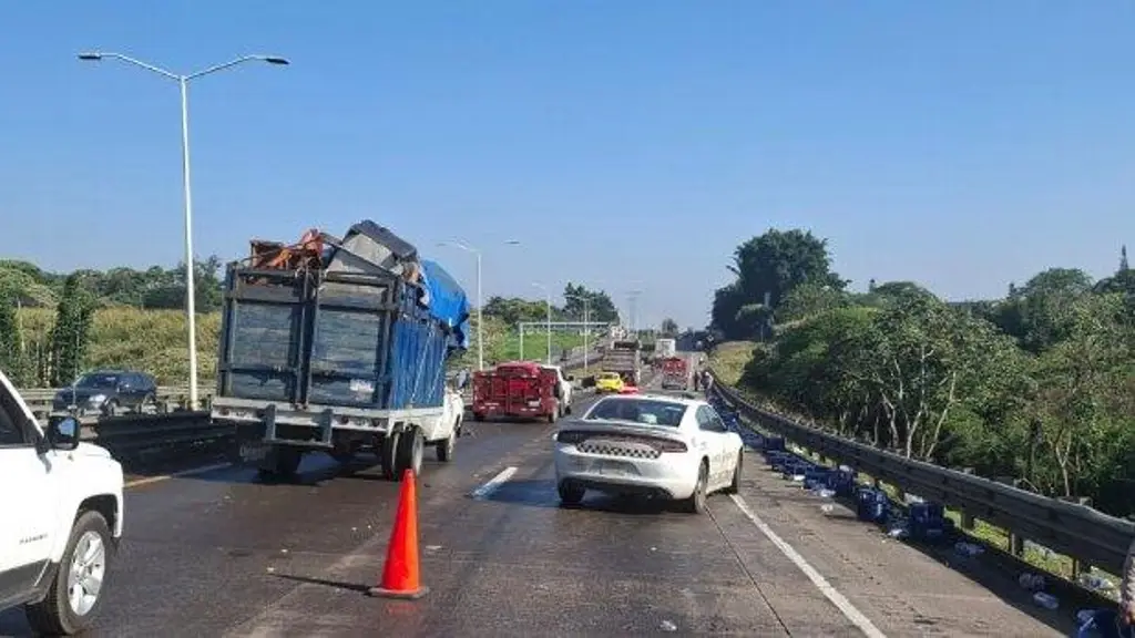 Imagen Hay cierre parcial de circulación en carretera de Veracruz; checa a qué altura 