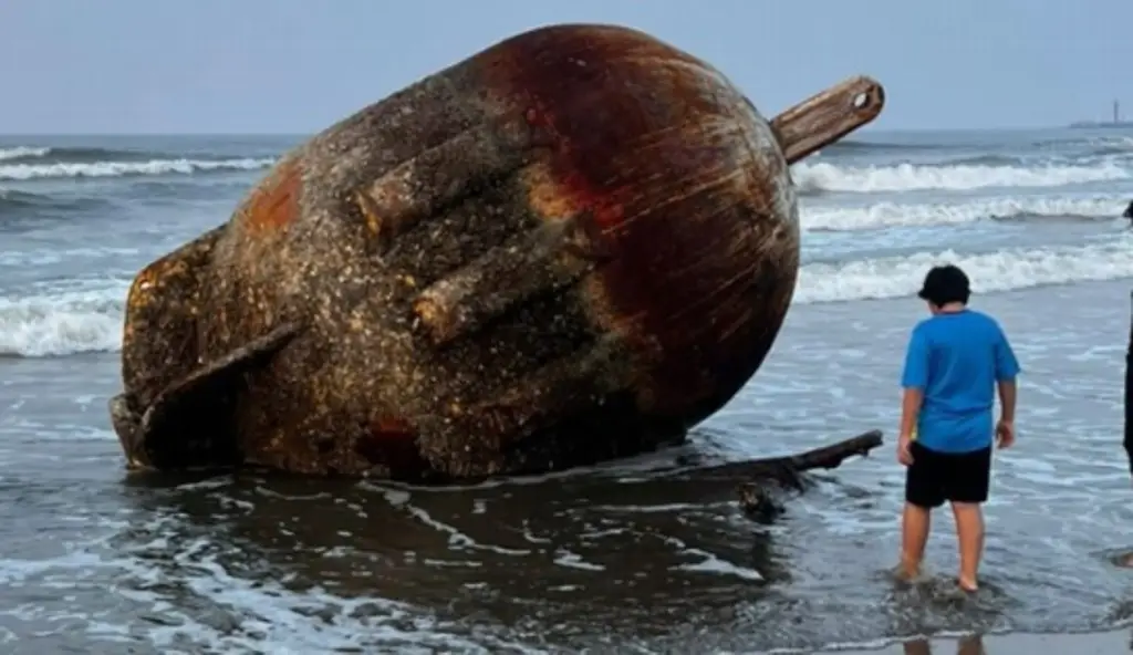 Imagen ¡Atracción turística! Localizan enorme boya en playa de Coatzacoalcos, Veracruz 