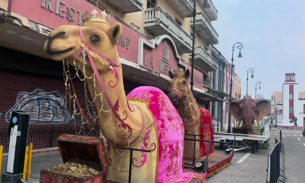 El caballo, camello y elefante de los Reyes Magos listos para desfilar en Veracruz 