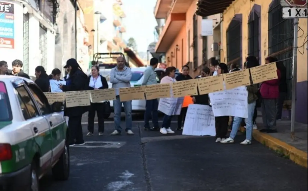 Personal de salud protesta en Xalapa; acusan que no recibieron bono de fin de año