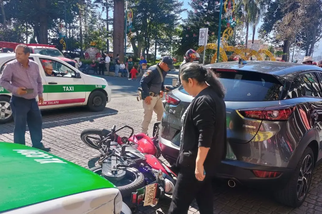 Imagen Mujer resulta lesionada tras choque entre camioneta y moto, en Xalapa