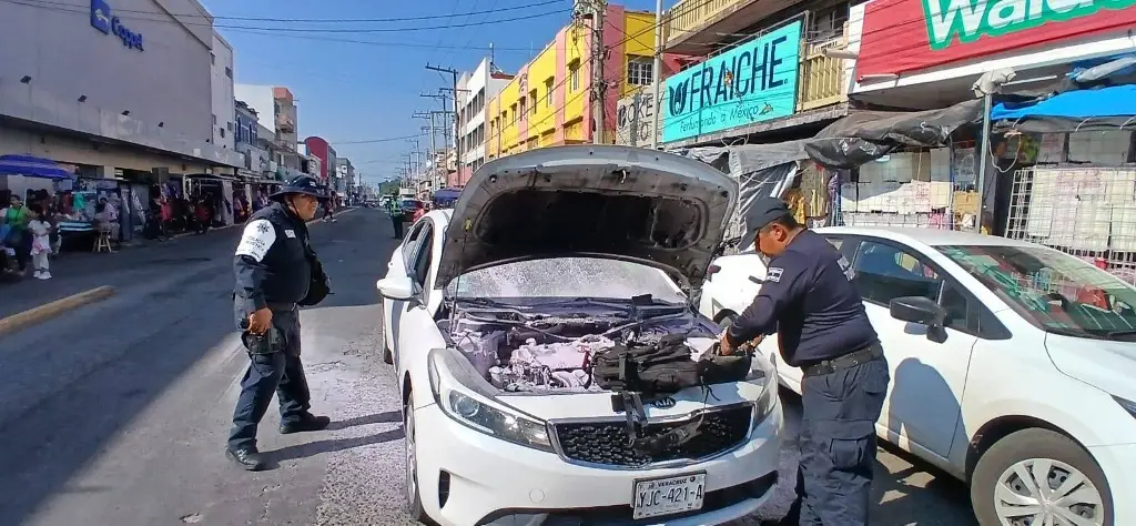 Imagen Conato de incendio carro particular en avenida de Veracruz 