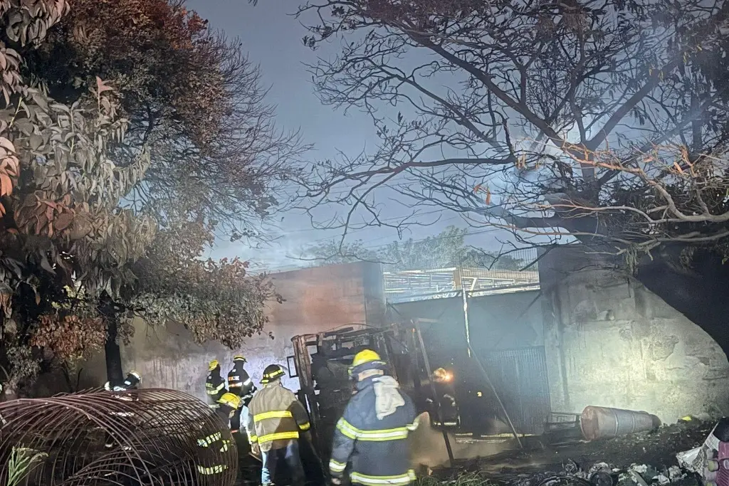 Imagen Incendio por pirotecnia en chatarrera deja cuantiosos daños en colonia de Veracruz