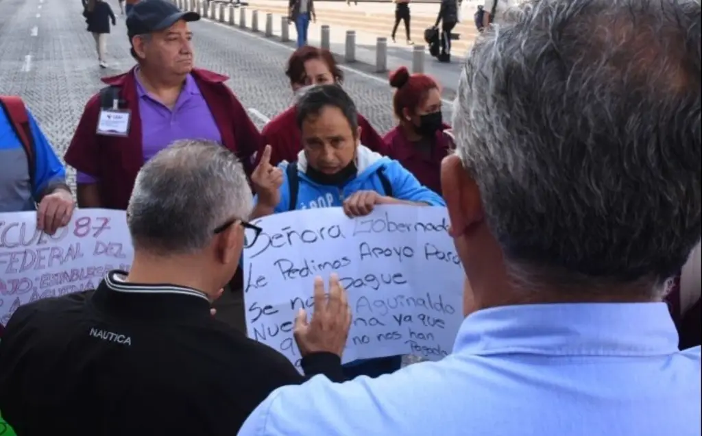 Trabajadores de limpieza de hospitales bloquean centro de Xalapa, Veracruz 