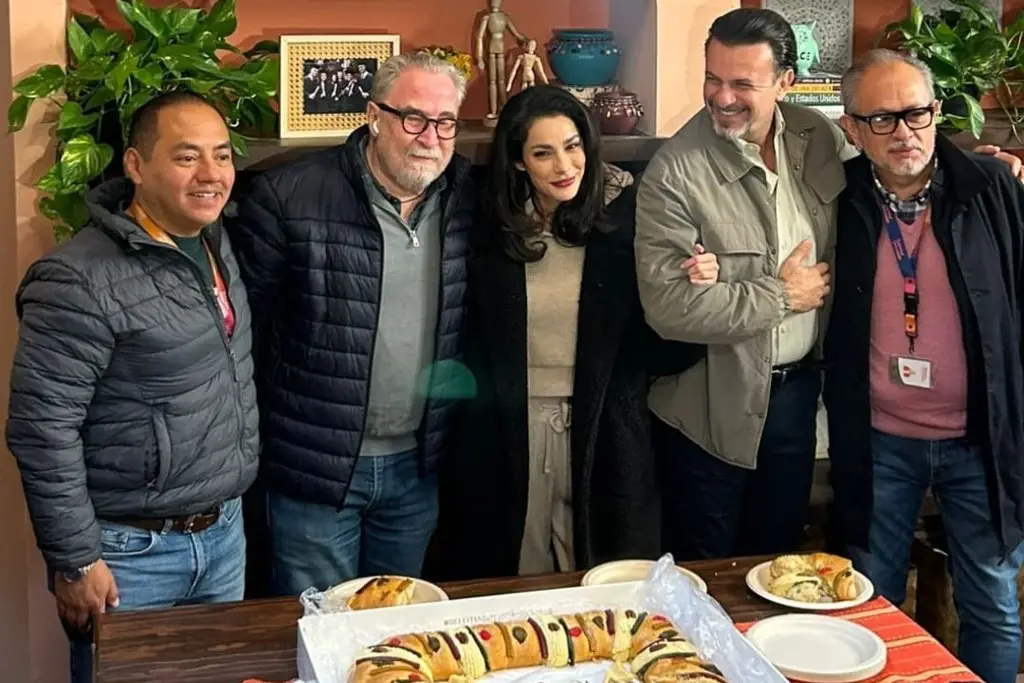 Imagen Elenco de la telenovela 'Somos Familia' parte Rosca de Reyes