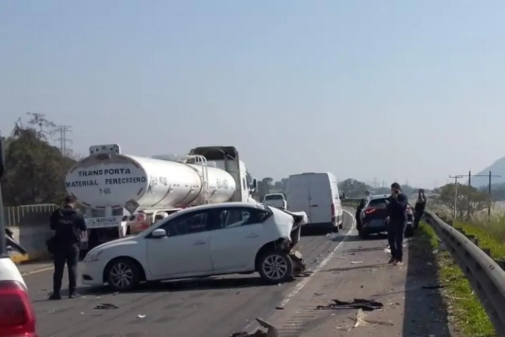 Se registra carambola de vehículos en autopista de Veracruz; hay un lesionado 