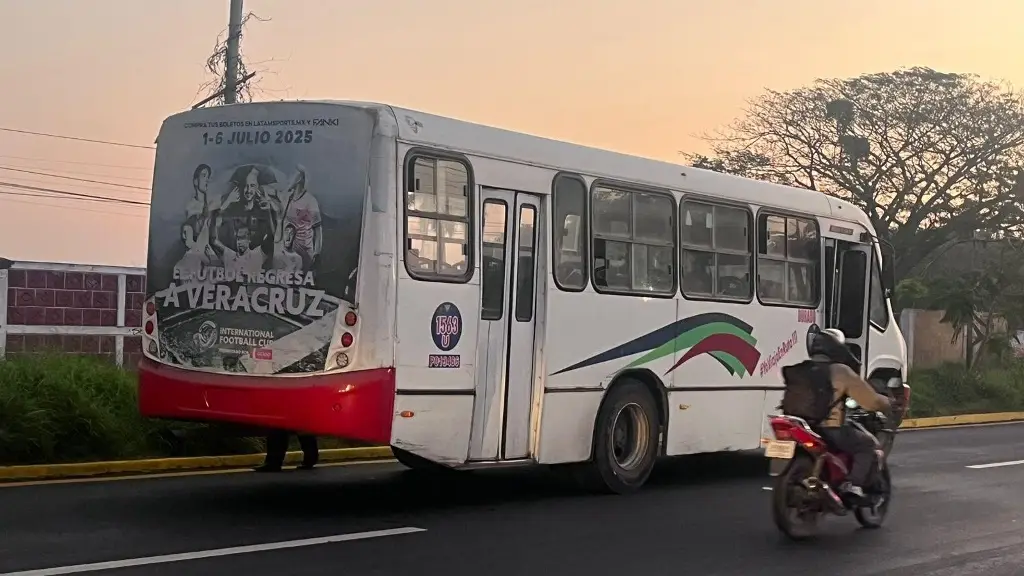 Imagen Autobús 'se le cierra' a vehículo en la Xalapa-Veracruz. Así quedó el auto (+Video)