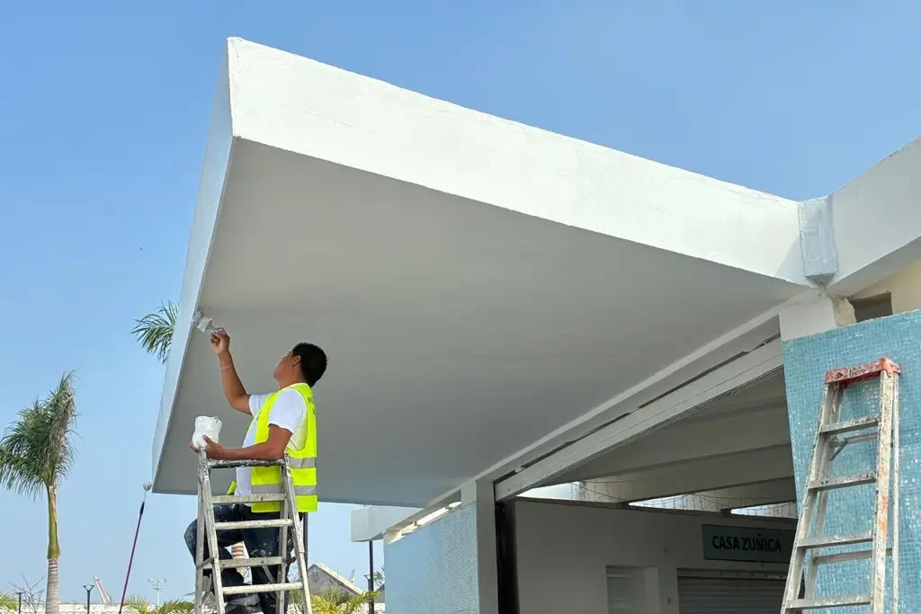 Imagen Colocan techos volados en Mercado de Artesanías de Veracruz; se les metía el agua