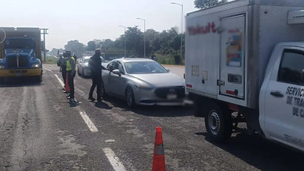 Imagen Hay cierre parcial de circulación en carretera de Veracruz; conoce a qué altura 