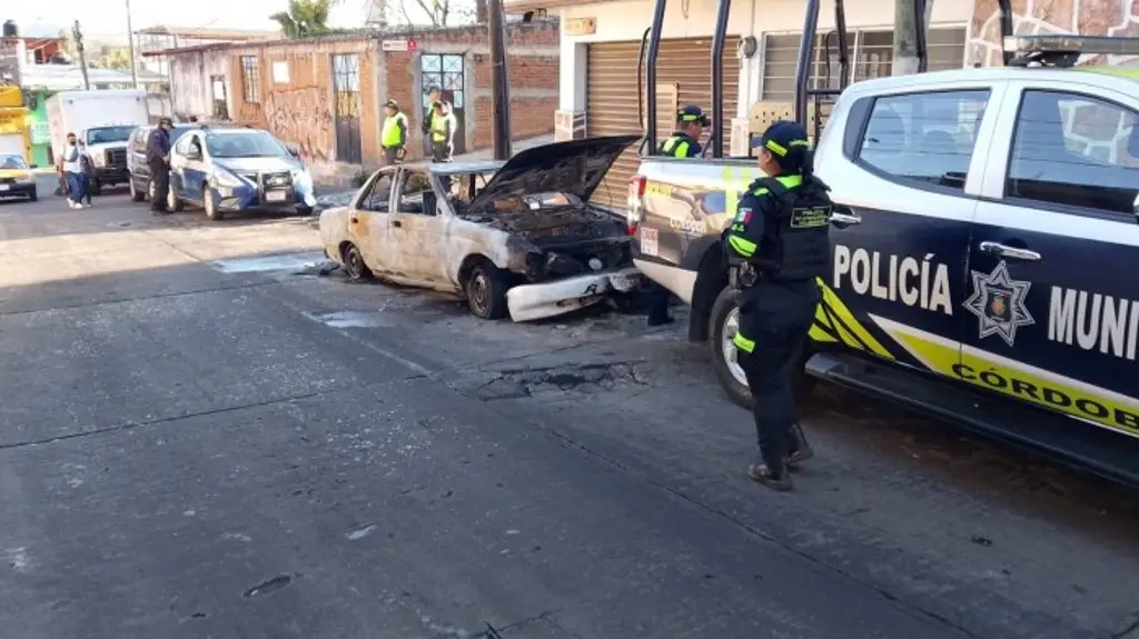 Imagen Vuelca taxi en Córdoba, Veracruz; luego se incendia 