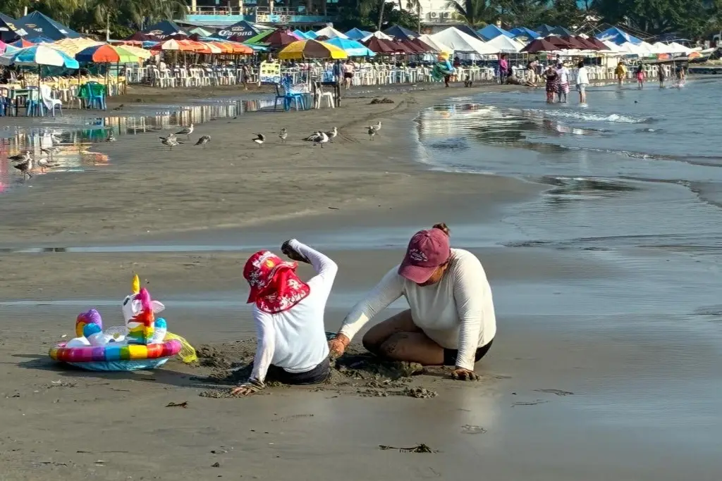 Imagen  Turistas disfrutan de playas de Veracruz, previo al evento de norte (+Video)