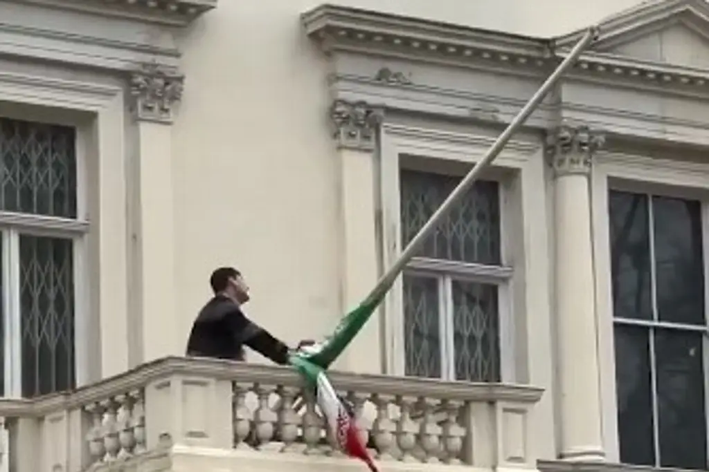 Imagen Trepa y quita bandera en embajada iraní durante protesta en Londres (+Video)