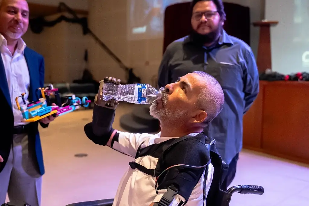 Alumnos logran devolver movilidad a hombre que perdió sus brazos en Veracruz