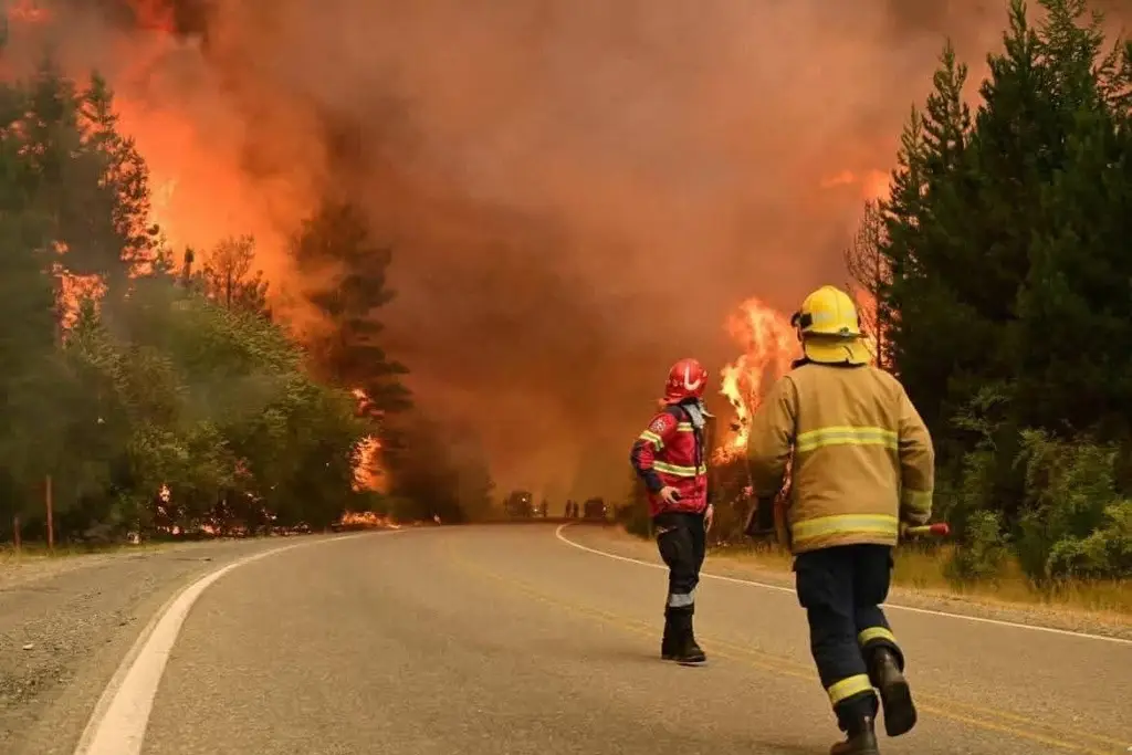 Imagen Avanzan incendios en la Patagonia; evacúan otra localidad debido a las llamas