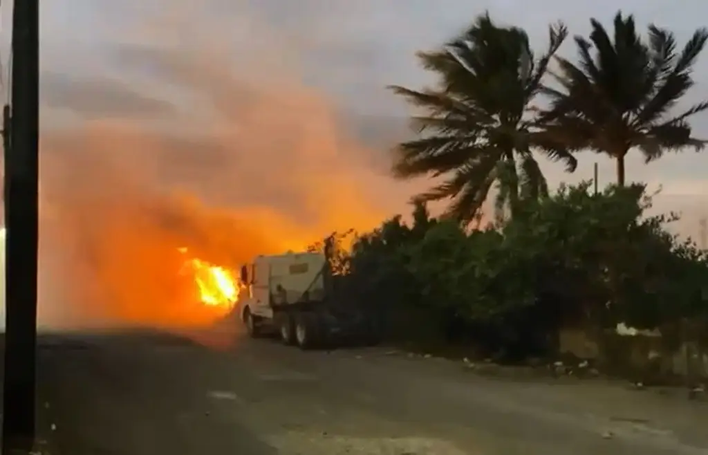 Imagen Fuerte incendio de pastizales al norte de la ciudad de Veracruz