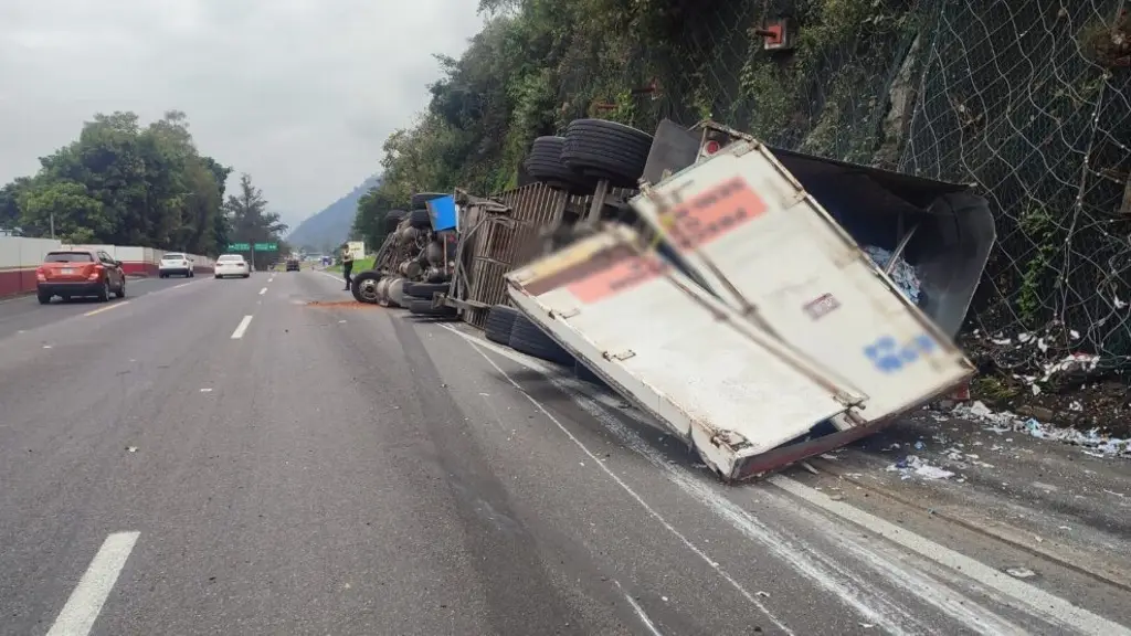 Imagen Sigue el cierre parcial de circulación en autopista de Veracruz; checa a qué altura 