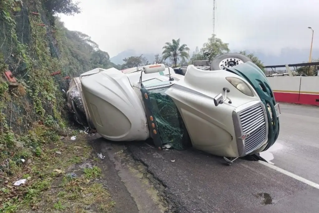 Imagen Aparatosa volcadura de tractocamión en autopista de Veracruz 