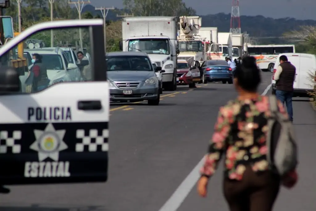 Imagen Bloquean carretera por falta de energía eléctrica en Alvarado, Veracruz  