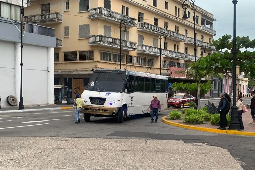 Camión se queda varado por falla mecánica en el Centro de Veracruz
