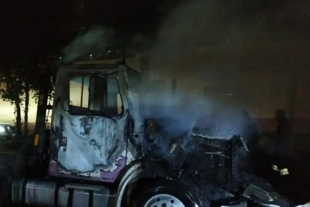 Grúa se incendia en Autopista 150D a la altura de Nogales