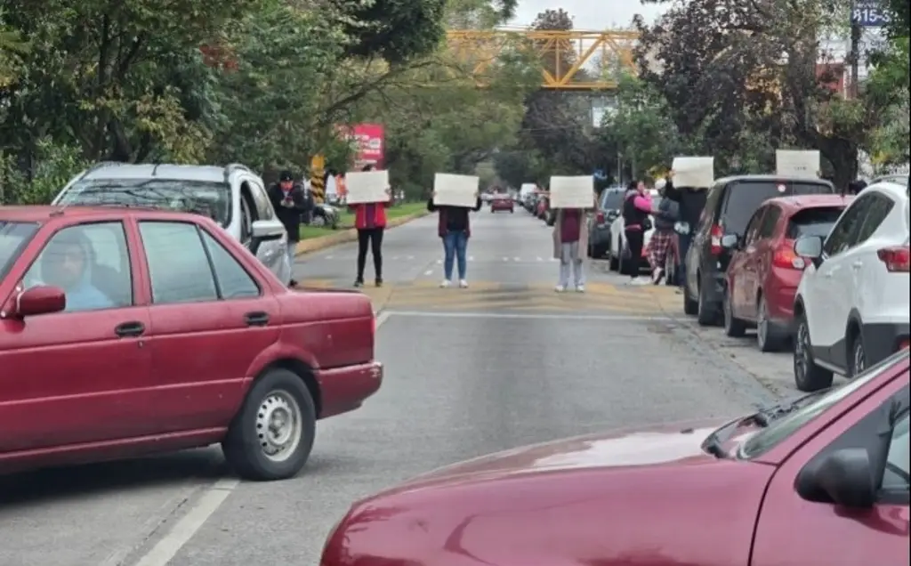 Trabajadores de limpieza bloquean Ruiz Cortines por falta de pago en el CAE