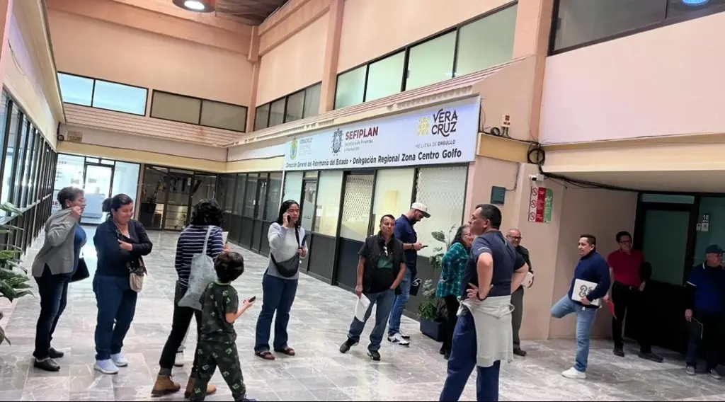 Imagen Así la situación en el módulo de canje de placas en el Acuario de Veracruz