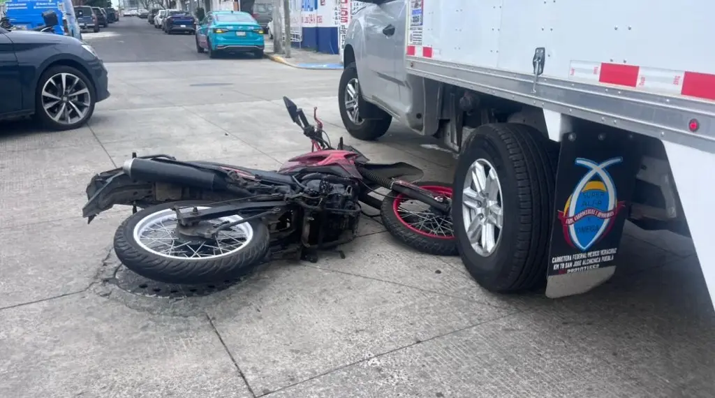 Imagen Motociclista se impacta con camioneta en Boca del Río