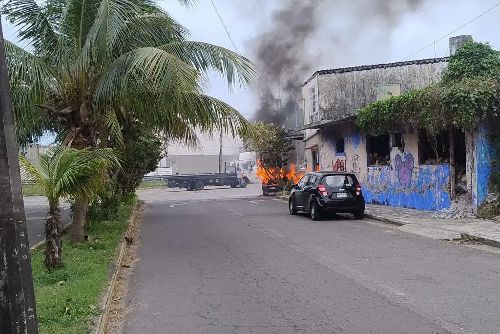Imagen Se incendia carro en colonia de Veracruz