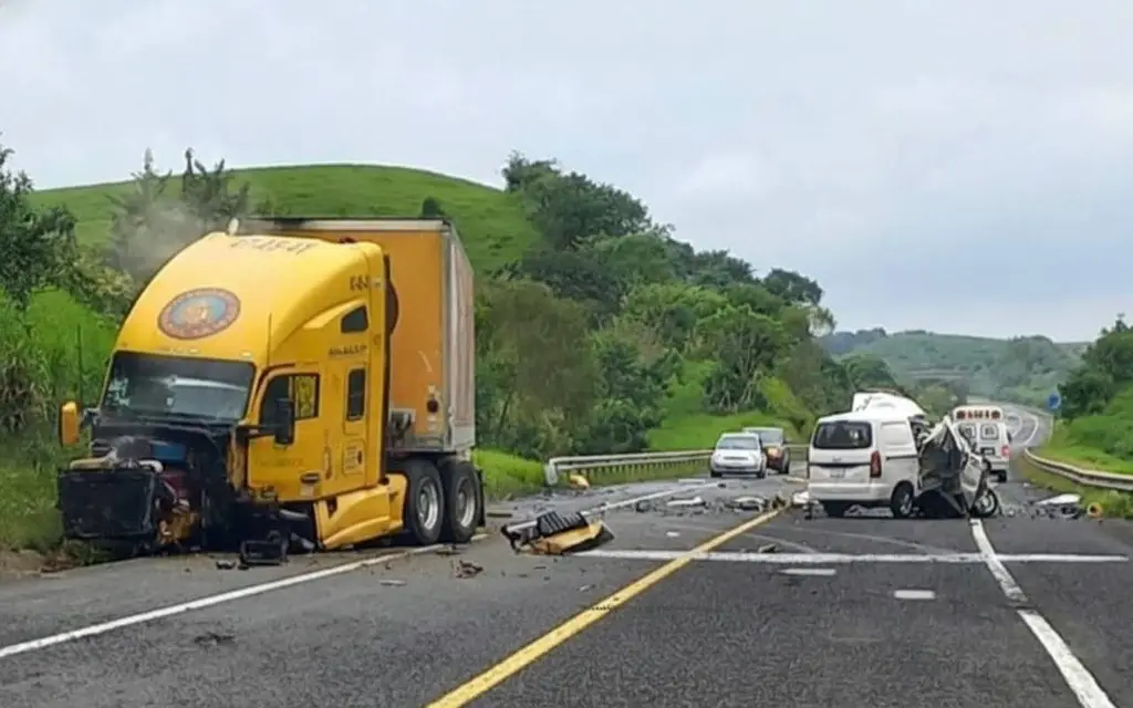 Imagen Dos muertos deja accidente en autopista de Tecolutla; auto quedó destrozado