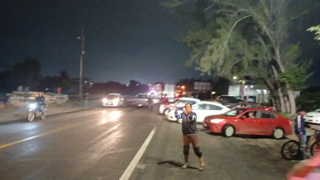 Imagen Tras acuerdo por falta de luz, reabren circulación en el Puente Coatzacoalcos 1, al sur de Vearcruz 