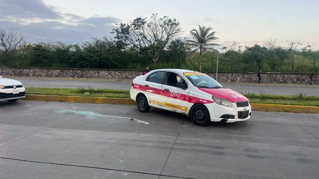 Imagen Vuelca taxi en Veracruz 