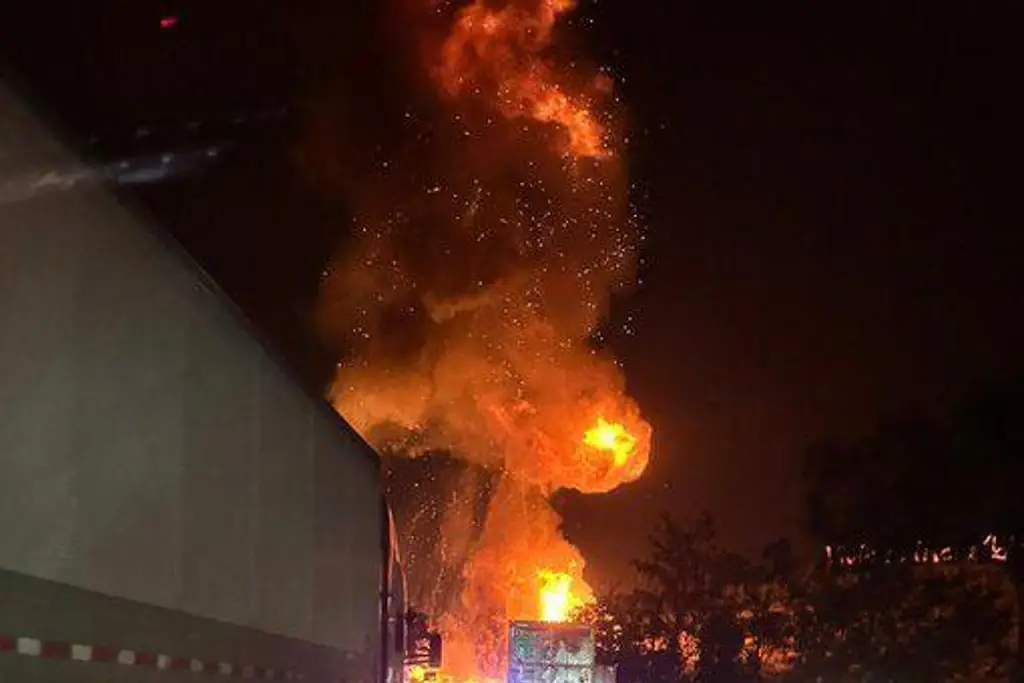 Imagen ¿Sigue el cierre total de autopista por explosión de pipa cargada de Gas LP?