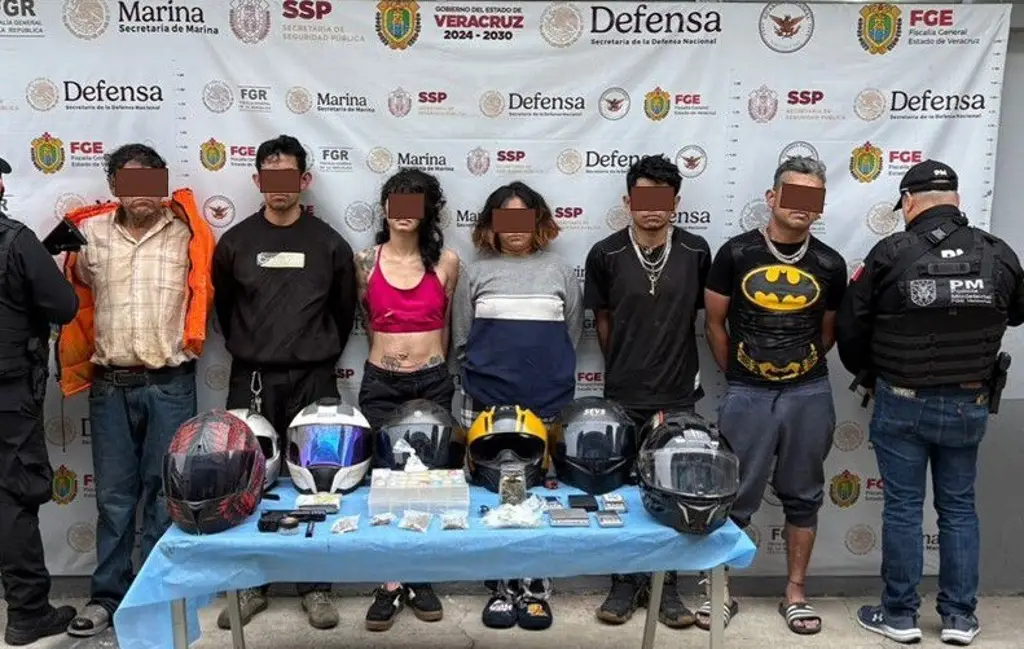 Detienen a 6 en cateo en Xalapa; aseguran drogas y arma de fuego