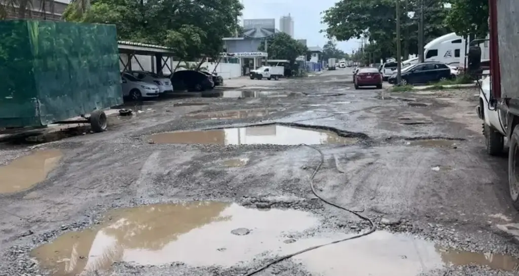Imagen Urge el rescate de vialidades en Ciudad Industrial de Veracruz, hay 5 calles destrozadas: Aievac 