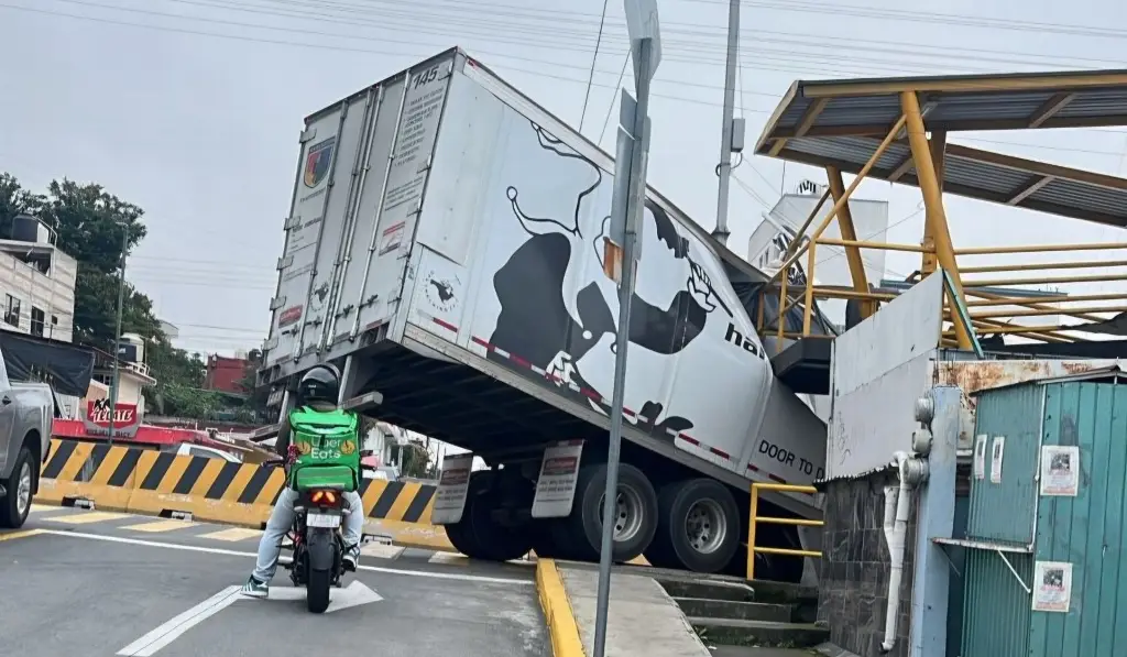 Imagen Se atora caja de tráiler en Xalapa al dar mal la vuelta; así ocurrió