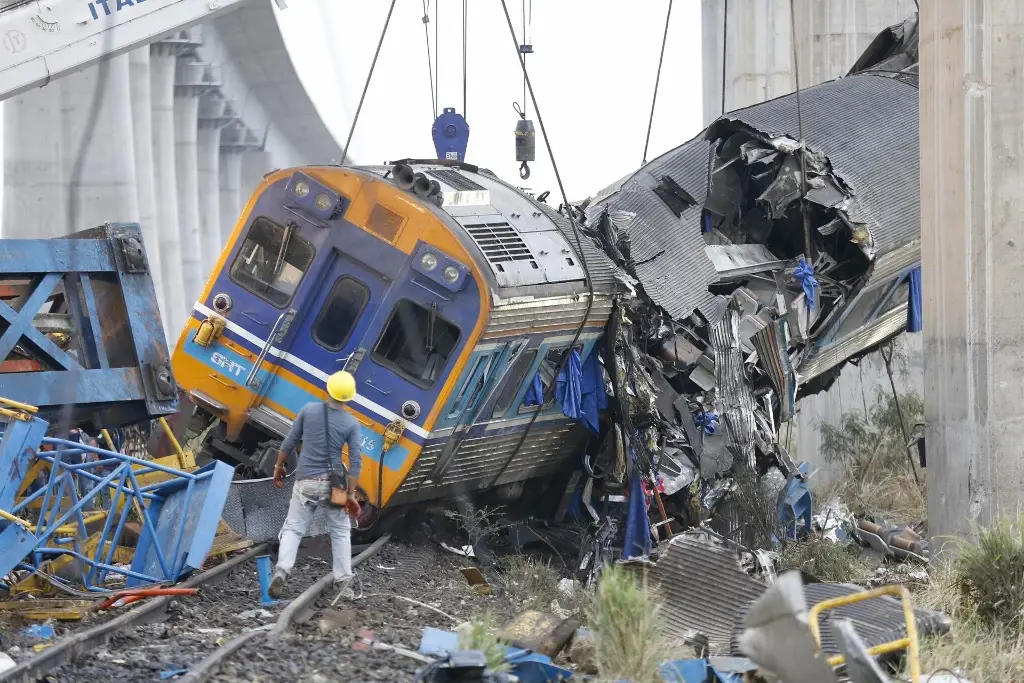 Imagen Cae grúa sobre tren en Tailandia: hay 32 muertos
