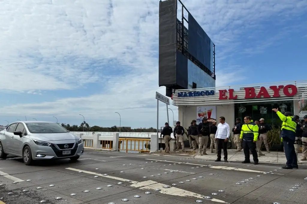 Imagen Policía Municipal libera de manifestantes el puente de Boca del Río 